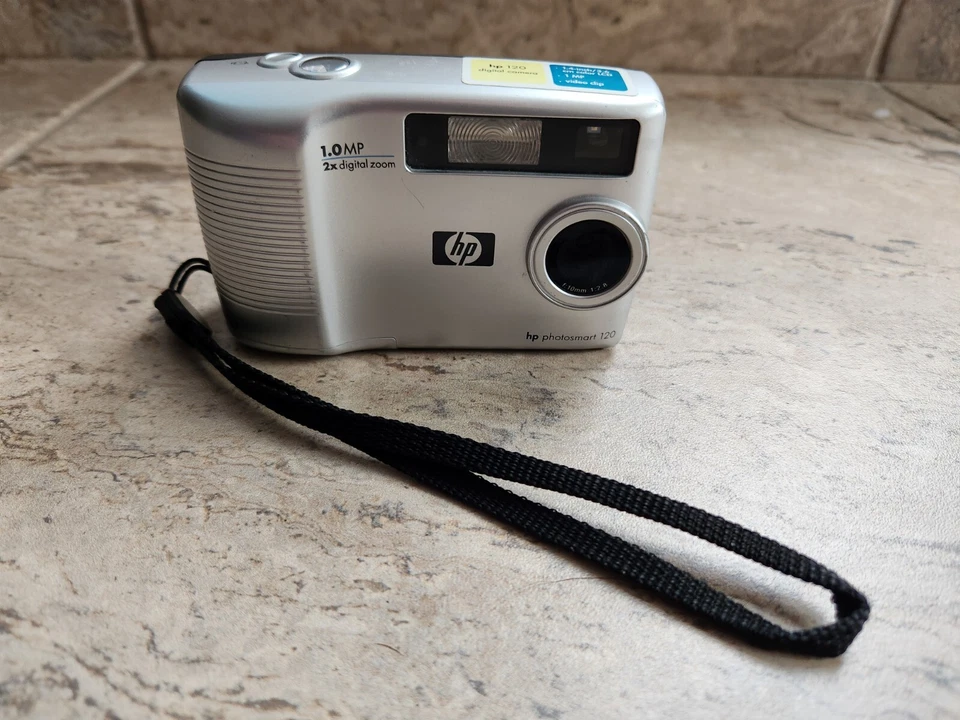 HP Photosmart 120 Digital Camera Silver 1.0 MP, 2x Digital Zoom - Image 1 of 4