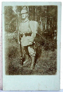 Foto - 1 SOLDAT mit Waffe und Tornister (um 1916)  - Bild 1 von 1