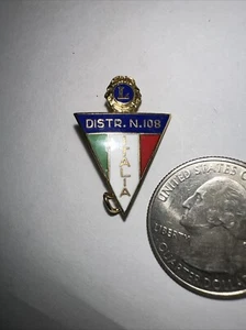 ITALY Flag Dangler LIONS CLUB INTERNATIONAL PIN MD108 1971 VINTAGE COLLECTIBLE - Picture 1 of 2