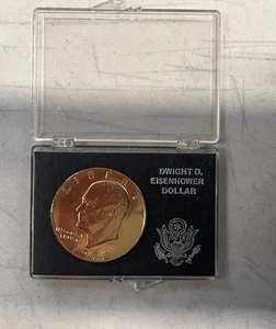Vergoldeter 1972 -P Eisenhower Dollar in Vitrine - Bild 1 von 2