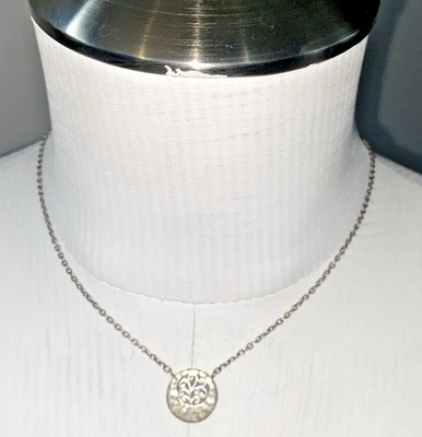 Collar colgante redondo de filigrana con pergamino de plata de ley firmado por Lois Hill Foto 1 de 4