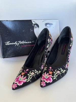Bombas Beverly Feldman bordadas florais brilhantes preto rosa 8,5M excelente estado. - Imagem 1 de 4