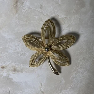 Vintage Trifari Blatt Blume Brosche Gold Signiert Strukturiert Lagenlook Groß 2" - Bild 1 von 7