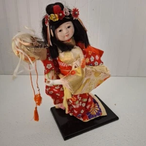 Muñeca geisha de 10 pulgadas de alto en kimona roja con diadema de flores leer descripción - Imagen 1 de 6