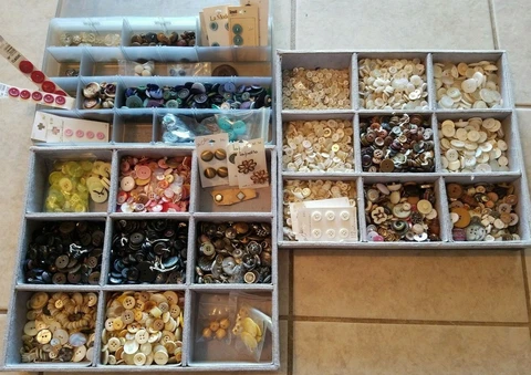 HUGE HUGE LOT OF MIXED BUTTONS ANTIQUE VINTAGE MODERN GLASS SHELL METAL 8 LBS Cover
