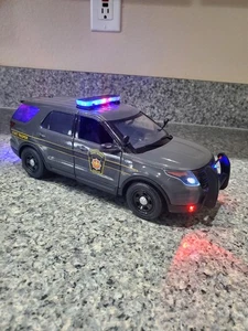 Pennsylvania State Trooper   -   Ford Explorer w/ All Flashing Lights - Picture 1 of 14