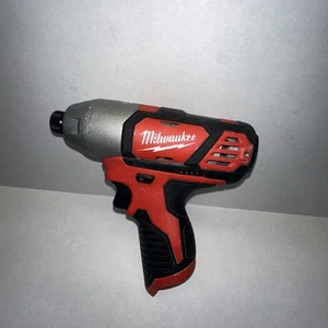 NUEVO Milwaukee M12 2462-20 1/4" Destornillador de Impacto Inalámbrico Clip de Cinturón Hexagonal 12V 12 Voltios - Imagen 1 de 2