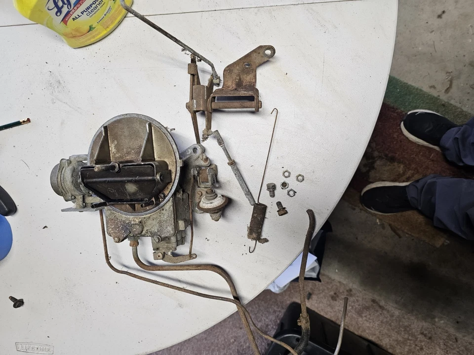 Carburador y soporte Ford 1962 con resorte  Foto 1 de 4