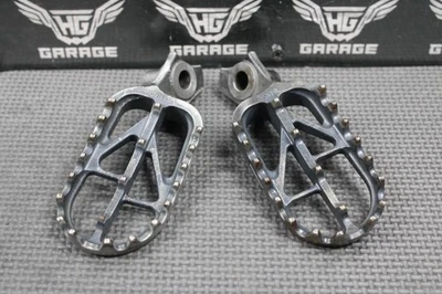 2018 SUZUKI 15-20 RMZ450 OEM RIGHT LEFT FOOTPEGS PEDALS FOOT PEGS 43561-28H10 - Image 1 of 4