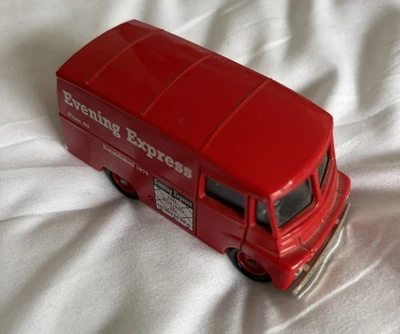LLEDO DAYS GONE - 1959 MORRIS LD 150 VAN EVENING EXPRESS NEWSPAPERS - DIECAST  - Image 1 of 4