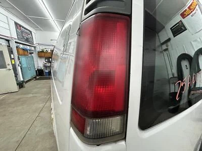 Conjunto de luz trasera izquierda usado se adapta a: camioneta Chevrolet Express 2500 1999 grado A izquierda Foto 1 de 4