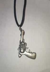 COLLANA CIONDOLO METALLO PISTOLA REVOLVER C130 - Picture 1 of 2