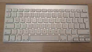 Apple Wireless Keyboard A1314 UK Layout | White - Tested and Working - Picture 1 of 5