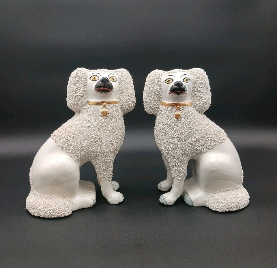 Juego de 2 perros de cerámica pintada a mano Staffordshire inglés antiguo de 8" de alto cc1800 Foto 1 de 4