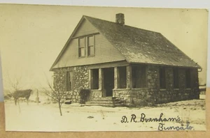 Postal con foto real vintage RPPC escena de invierno campo bungalow casa caballo - Imagen 1 de 3