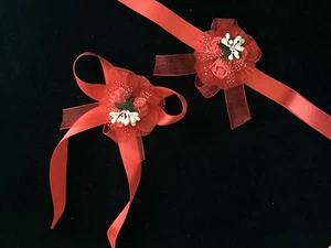 Brautjungfern Blumen Armband Satin Bändchen kirmizi Gül Nedime Bilekligi rot - Bild 1 von 6