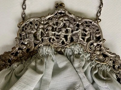 Antiguo marco de monedero de plata 800, tela gris plata, putti, querubines, uvas Foto 1 de 4