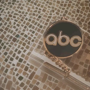 Cravatta TV logo ABC spilla bavero tono oro sport news network vintage  - Foto 1 di 2