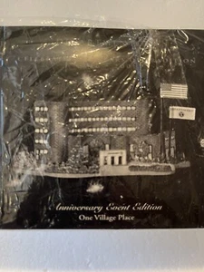 DEPT 56 NCC "ONE VILLAGE PLACE" #5697700 UNOPENED 25th ANNIVERSARY EVENT EDITION - Imagen 1 de 3