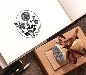 Sello de dalias personalizado, nombre personalizado flores, regalos artísticos en precioso embalaje - Imagen 1 de 8
