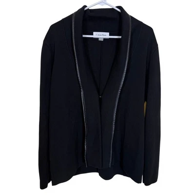 Cárdigan Calvin Klein negro frente abierto con ribete de cuero sintético | Talla grande Foto 1 de 3