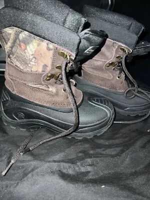 男孩 Kamik 迷彩雪地靴 M 1 系带风格。 Pt# 55784 — 第 1/3 张图片