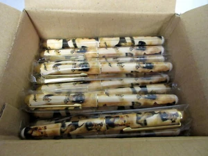 The King of Terrier - Scatola di 50 penne di design - Artista Ruth Maystead - Foto 1 di 6