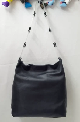 Bolso de hombro hobo con correa de cadena de plástico Lucite de cuero negro PRADA Foto 1 de 4