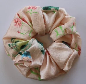 Pure Hammered Silk Hair Scrunchie.  Big blousy size Coral Pink Floral. - Foto 1 di 2