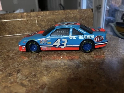 Racing Champions- Richard Petty Bank Die Cast escala 1:18 - Imagem 1 de 4