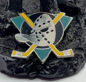 1993 Anaheim Ducks NHL Hockey Collectible Vintage Logo Lapel Pin - Picture 1 of 3