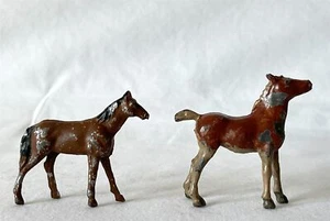 2 x SPARES Playworn Vintage Painted Lead Britains Era Toy Small Horses / Foals - Picture 1 of 11