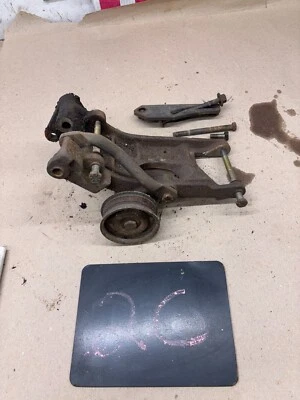 1980 81 82 83 84 85 1986 Ford 351W 5,8 F150 doble smog bomba de aire soporte de montaje OEM Foto 1 de 4