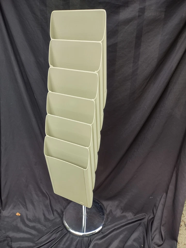 Soporte para cargador de pie Eldon blanco y cromado de colección de los años 80 ~ decoración de oficina Foto 1 de 4