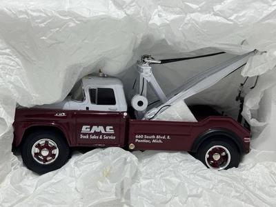 Vintage NIB First Gear 1958 GMC Sales and Service Tow Truck 1:34 19-2366 - Image 1 of 4