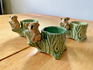 3 WADE Vintage Cute Koala Bears On Green Tree Stumps - Small vases or egg cups - Picture 1 of 5