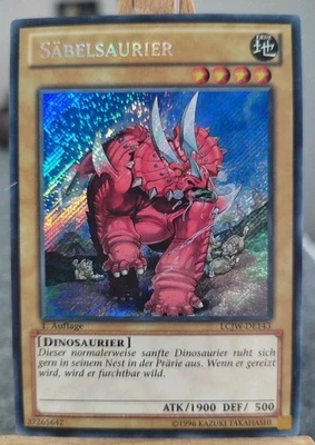 SÄBELSAURIER - LCJW-DE143 Secret Rare / 1. Auflage Near Mint Deutsch  - Bild 1 von 2