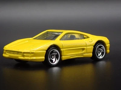 1994-1999 Ferrari 355 Giallo 1:64 Scala da Collezione Diorama Modellino Car - Immagine 1 di 4