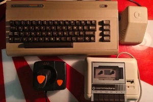 Commodore C64 Primo Modello + joystick + Datassette NON TESTATO - Foto 1 di 4