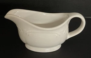 Vintage Pfaltzgraff Filigree Gravy Serving Boat w/Spout & Handle - Picture 1 of 13