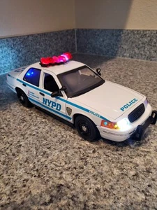 New York Police Dept.  -  Ford Crown Vic w/ All Flashing Lights - Picture 1 of 9
