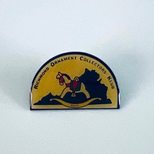 Prendedor de solapa Richmond Ornament Collectors Club Hallmark 1994 caballo mecedor “Rock” - Imagen 1 de 4