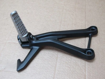 Kawasaki Ninja ZX 400 2023 left pillion footrest assembly (14940) - Imagem 1 de 4