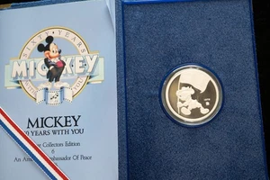 1976 Disney Mickey 60 Years 1 oz .999 Silver Art Round in Case with COA! - Picture 1 of 3