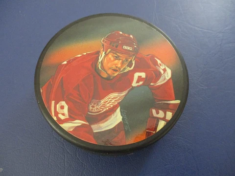 STEVE YZERMAN DETROIT RED WINGS NHL Photo Hockey Puck 1996 * Cover