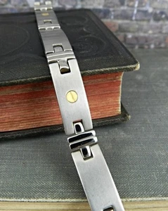 Brazalete moderno Steampunk de titanio y oro amarillo de 18 quilates con bisagras de 9" - Imagen 1 de 5