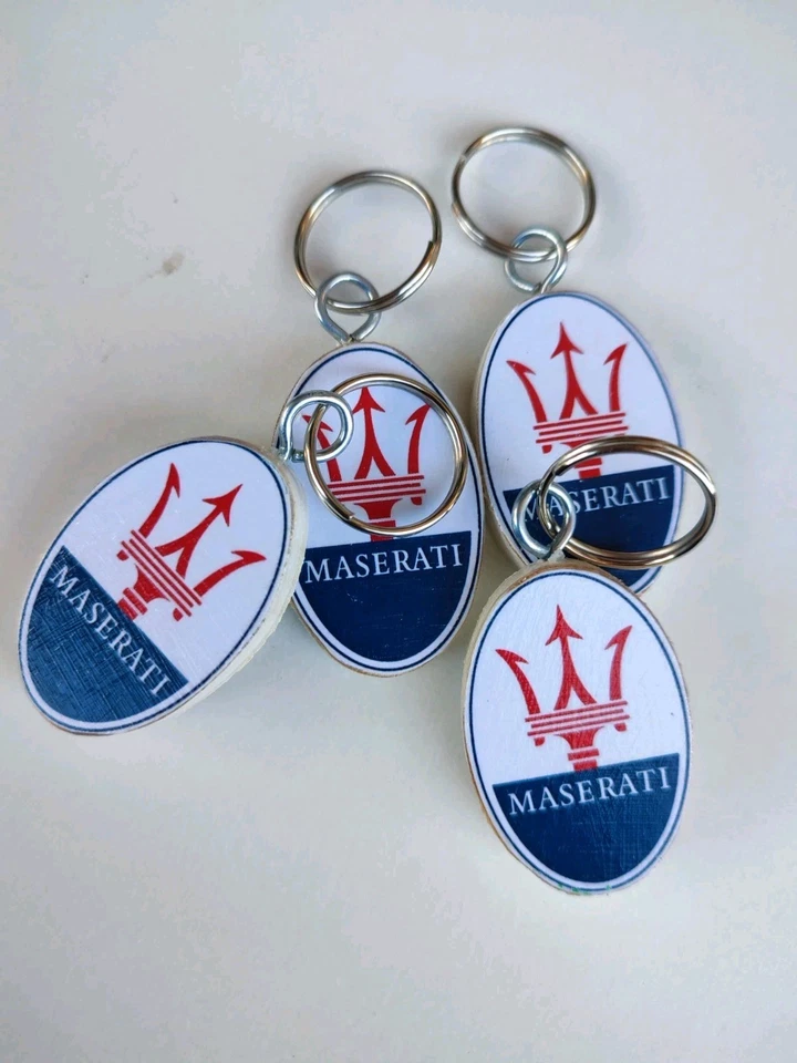 Portachiavi Maserati in legno fatto a mano - Immagine 1 di 2