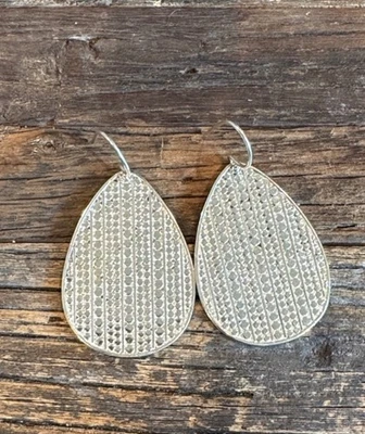 Brincos de prata esterlina com lágrima da designer Anna Beck - Imagem 1 de 3