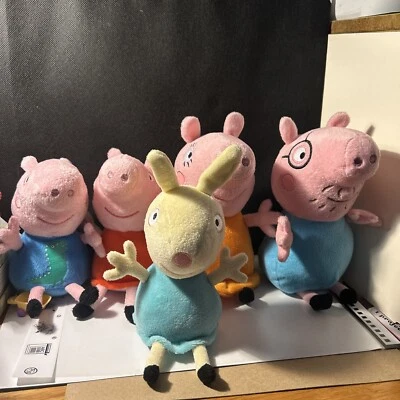 Conjunto 5 Just Play PEPPA PIG FAMILY PELÚCIA PAPAI MÚMIA GEORGE PEPPA & Rebecca Rabbit - Imagem 1 de 4