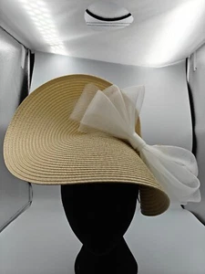 Fascinador de paja con lazo blanco crema sombrerería burlesque diadema sombrero de boda - Imagen 1 de 3
